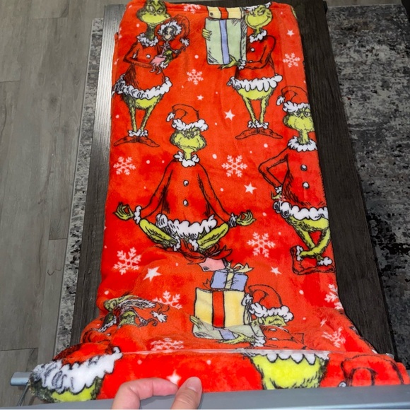 ♥️🎄 THE GRINCH RED BLANKET 🎄♥️ - Picture 2 of 3